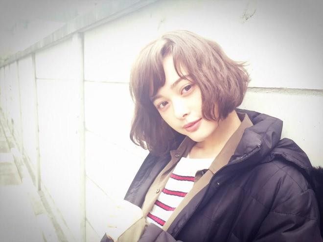 Sức nóng của Tina không ngừng lan tỏa khắp cộng đồng mạng. Trang Twitter cá nhân hút gần 400.000 người theo dõi và tài khoản Instagram có tới hơn 500.000 fan. Sức nóng của cô nàng không ngừng lan tỏa khắp cộng đồng mạng. Twitter của cô thu hút gần 400 nghìn người theo dõi và tài khoản Instagram có tới hơn 500 nghìn fan hâm mộ.