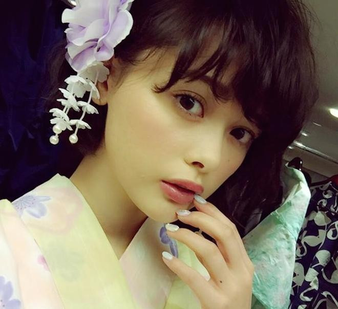 Nét đẹp mang hai dòng máu của người đẹp 9X đem lại sự mới mẻ trong giới showbiz Nhật Bản. Cô có đôi mắt to tròn và môi căng mọng khác biệt. Nét đẹp lai hai dòng máu của người đẹp 9X mang lại sự mới mẻ trong giới showbiz teen Nhật Bản. Cô có đôi mắt to tròn và đôi môi căng mọng khác biệt.