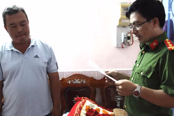 Đình chỉ sinh hoạt Đảng và chức vụ 3 thanh tra nhận hối lộ