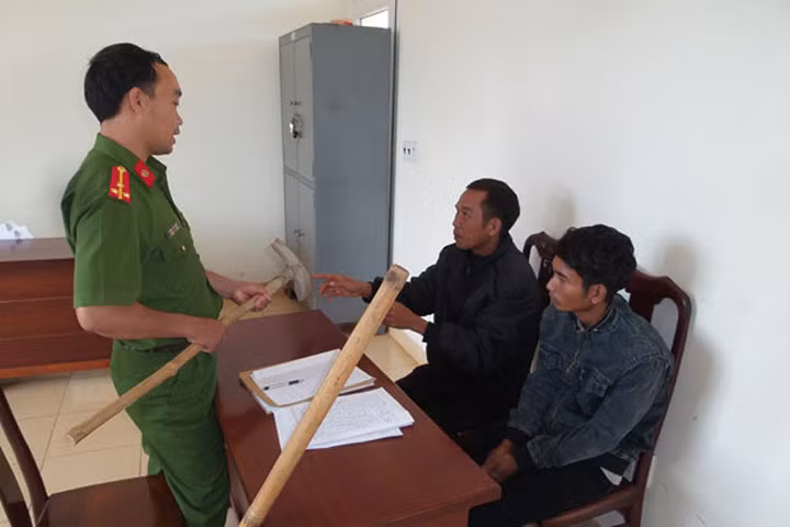 Bắt 2 đối tượng say rượu đánh CSGT