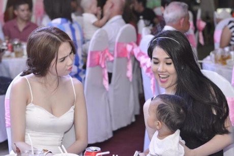 Chị gái Ngọc Trinh: Gái 2 con trông mòn con mắt - Ảnh 4 Chi gai Ngoc Trinh: Gai 2 con trong mon con mat - Anh 4