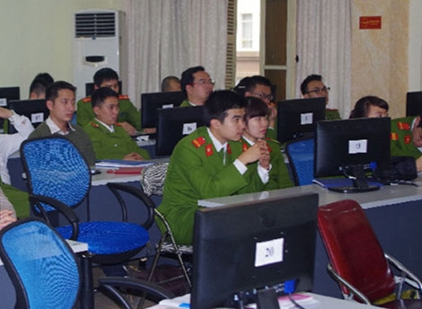 Cán bộ chiến sỹ Phòng PC50 trong một buổi phổ biến kiến thức đấu tranh với tội phạm công nghệ cao.