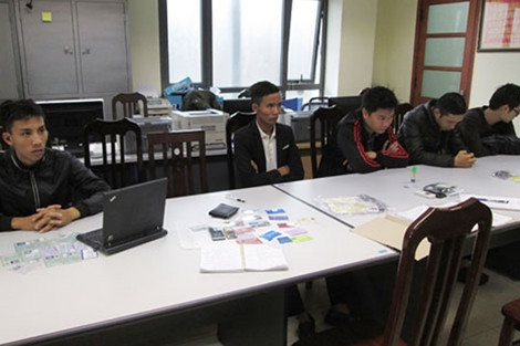 Nhóm nghi can trong đường dây giả danh cán bộ điều tra để lừa đảo chiếm đoạt tài sản bị bắt giữ.