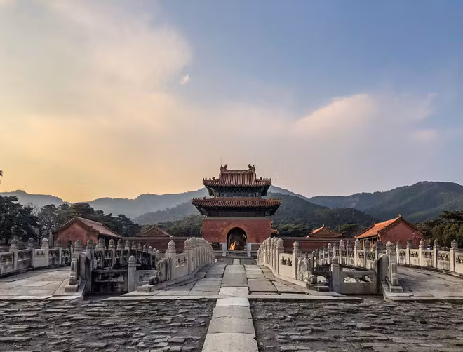 Lối vào Hiếu lăng - nơi an nghỉ của Thuận Trị đế và hai vị Hoàng hậu. (Ảnh: Nguồn Baidu).