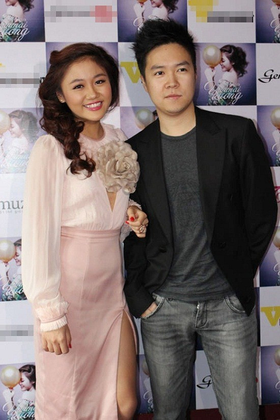 Bộ đồ với tông màu lỗi thời khiến Văn Mai Hương già dặn hơn hẳn bạn trai cũ Lê Hiếu vốn hơn cô 10 tuổi. Bộ đồ với tông màu lỗi thời khiến Văn Mai Hương già dặn hơn hẳn bạn trai cũ Lê Hiếu vốn hơn cô 10 tuổi.