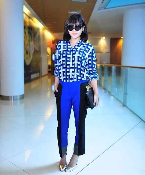 Áo và quần của Văn Mai Hương không mấy ăn nhập. Nếu thay áo này bằng chiếc sơ mi xanh hay kiểu áo tông xuyệt tông với quần sẽ giúp cô nàng nổi bật rất nhiều. Áo và quần của Văn Mai Hương không mấy ăn nhập. Nếu thay chiếc áo này bằng chiếc sơ mi xanh hay kiểu áo tông xuyệt tông với quần sẽ giúp cô nàng nổi bật rất nhiều.