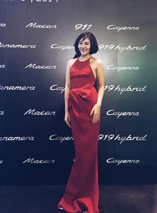 Bộ váy cổ yếm và kiểu tóc cổ điển không phù hợp với một cô gái mới lớn. Bộ váy cổ yếm và kiểu tóc cổ điển không phù hợp với một cô gái mới lớn.