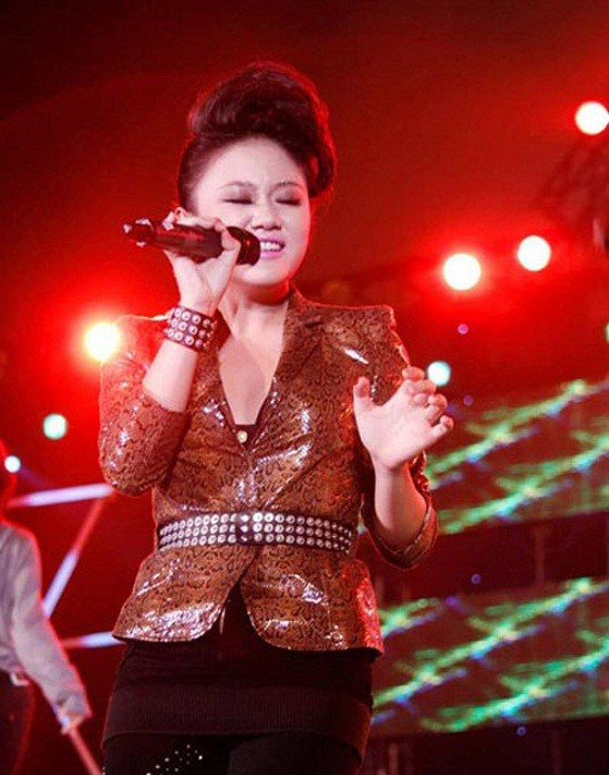 Thật khó khăn để tìm ra một điểm sáng khi cô chọn kiểu tóc và bộ đồ dành cho phụ nữ U30. Gu thời trang cộng thêm tuổi của Văn Mai Hương