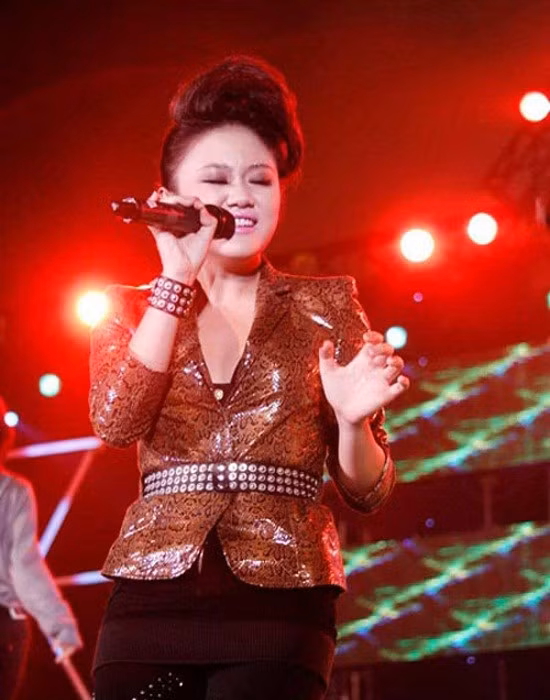 Thật khó khăn để tìm ra một điểm sáng khi cô chọn kiểu tóc và bộ đồ dành cho phụ nữ U30. Gu thời trang cộng thêm tuổi của Văn Mai Hương