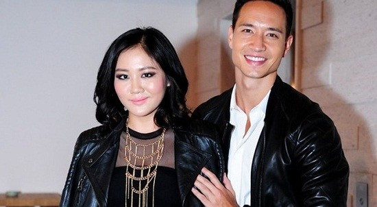 Cô già hơn hẳn đàn anh Kim Lý. Cô già hơn hẳn đàn anh Kim Lý.