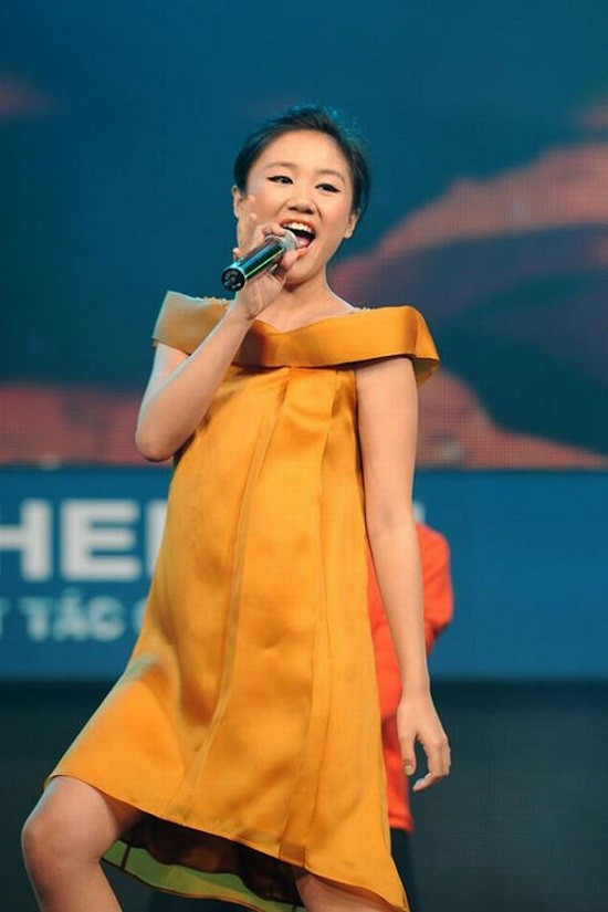 Văn Mai Hương nên để dành bộ đồ thùng thình này cho tới khi… mang bầu. Gu thời trang cộng thêm tuổi của Văn Mai Hương