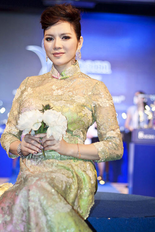 Sao Việt "gây choáng" với áo dài tiền tỷ ảnh 9 1358585399-vay-bo-15.jpg