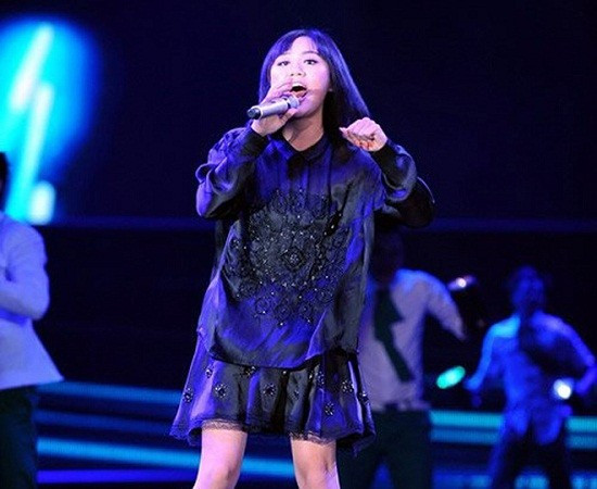 Văn Mai Hương không phù hợp với bộ cánh rộng thùng thình với họa tiết đồng bóng. Có lẽ Văn Mai Hương nên tặng bộ đồ đen thùng thình với họa tiết đồng bóng này cho… Thanh Lam thì sẽ hợp lý hơn.