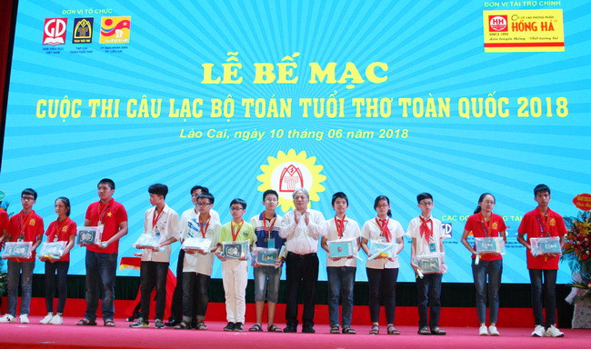 TS Phan Xuân Thành trao huy chương bạc cho học sinh tiểu học TS Phan Xuân Thành trao huy chương bạc cho học sinh tiểu học