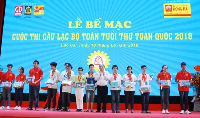 TS Phan Xuân Thành trao huy chương bạc cho học sinh tiểu học
