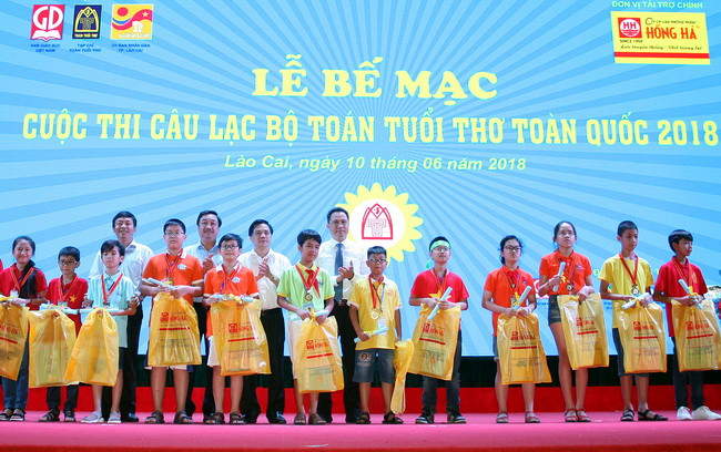 Ông Hoàng Lê Bách và các đại biểu trao huy chương vàng cho 17 em học sinh tiểu học Ông Hoàng Lê Bách và các đại biểu trao huy chương vàng cho 17 em học sinh tiểu học