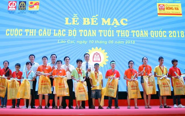 Ông Hoàng Lê Bách và các đại biểu trao huy chương vàng cho 17 em học sinh tiểu học