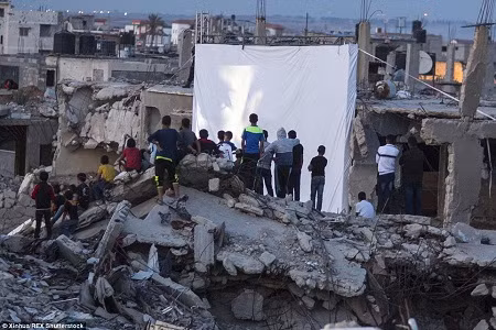 LHP Nhân quyền Karama-Gaza có thảm đỏ chạy qua những tòa nhà đã bị sụp đổ ở Dải Gaza.