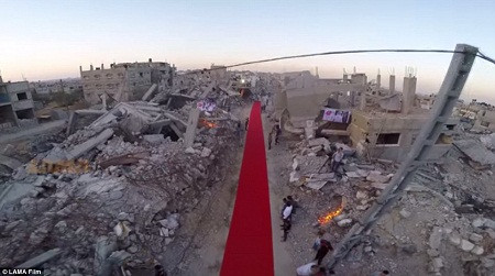 LHP Nhân quyền Karama-Gaza có thảm đỏ chạy qua những tòa nhà đã bị sụp đổ ở Dải Gaza.