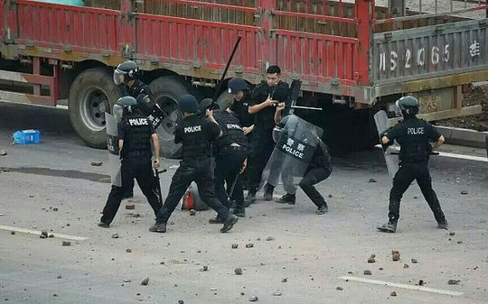 Cảnh sát dùng dùi cui trấn áp người biểu tình. Ảnh: Telegraph Cảnh sát dùng dùi cui trấn áp người biểu tình. Ảnh: Telegraph