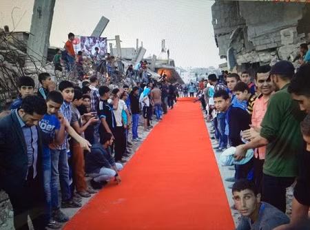 Ở nơi thảm đỏ liên hoan phim trải giữa vùng chiến sự