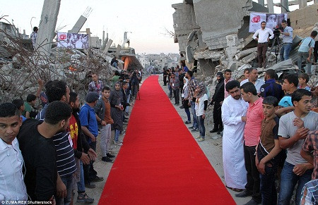 LHP Nhân quyền Karama-Gaza có thảm đỏ chạy qua những tòa nhà đã bị sụp đổ ở Dải Gaza.
