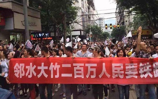Hàng nghìn người dân tuần hành ôn hòa trên đường phố. Ảnh: Telegraph Hàng nghìn người dân tuần hành ôn hòa trên đường phố. Ảnh: Telegraph