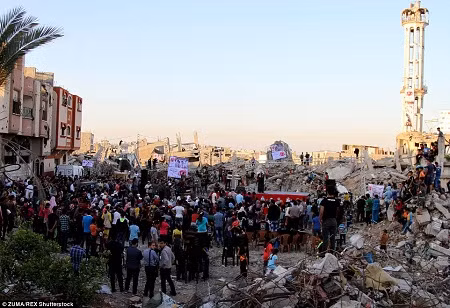 Những đống đổ nát trở thành nơi dựng các màn hình chiếu phim của liên hoan.