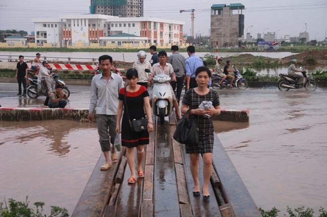 Cây cầu có chiều rộng hơn 1m làm bằng sắt.