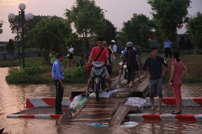 Có cây cầu người dân nơi đây không phải tốn tiền thuê xe ba gác trở về nhà.
