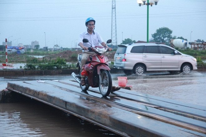 Lượng nước ở khu này vẫn chưa thoát được.