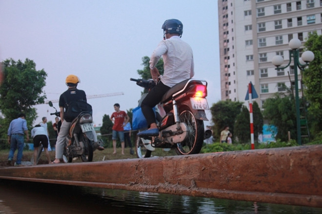 Cây cầu được lắp chắc chắn để người dân đi lại.