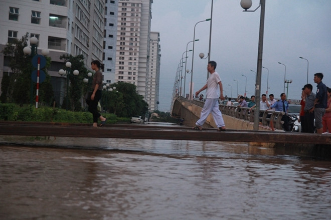 Có cây cầu, việc đi lại của người dân nơi đây thuận lợi hơn.
