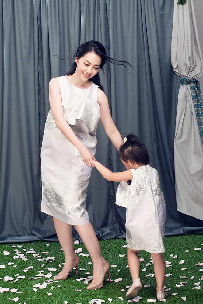 Sau khi ly hôn, Linh Nga và con chuyển về sống ở TP HCM. Mặc dù thường xuyên tham gia sự kiện, biểu diễn nhưng cô vẫn đưa con gái đi cùng.