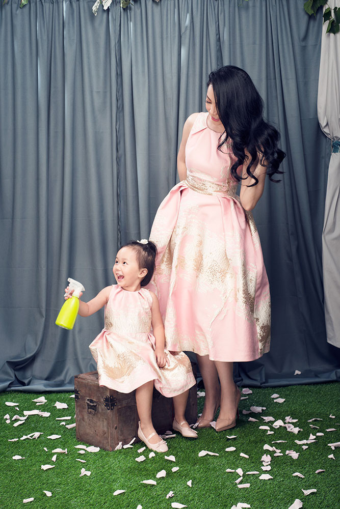 Linh Nga muốn bù đắp cho con gái nên cô luôn sắp xếp thời gian để ở gần con. Vào mỗi ngày, cô đều tranh thủ đón Luna.