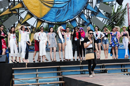Đạo diễn Hoàng Công Cường hướng dẫn các thí sinh tập luyện cho đêm chung kết Hoa hậu Biển Việt Nam.