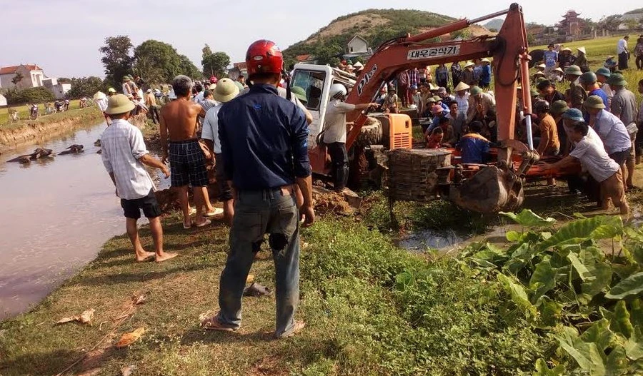 Nam thanh niên tử vong vì bị máy xúc đè dưới mương nước