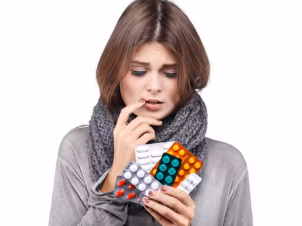 6. Phụ thuộc quá mức vào kháng sinh: Hầu hết chúng ta phụ thuộc rất nhiều vào thuốc kháng sinh. Nếu sử dụng quá liều lượng khuyến cáo của các loại thuốc này có thể có tác động tiêu cực và ảnh hưởng xấu đến sức khỏe cơ thể chúng ta. Qua thời gian, thói quen này có thể làm giảm đáng kể khả năng miễn dịch.