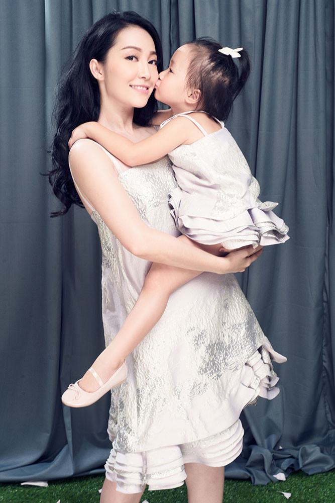 Bé Luna tỏ ra bạo dạn trước ống kính. Cô bé biết cách tạo dáng, thể hiện tình cảm với mẹ khi được yêu cầu.