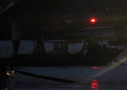 Đến 21h cùng ngày, cuộc tìm kiếm tung tích nạn nhân vẫn chưa có kết quả