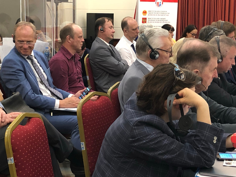 Đại biểu đến từ Liên bang Nga. Đại biểu đến từ Liên bang Nga.