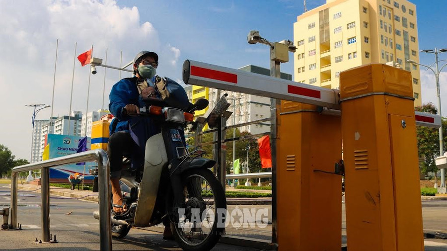 Các bạn sinh viên lỉnh kỉnh đồ đạc rời khỏi chỗ ở sau thông báo của nhà trường.