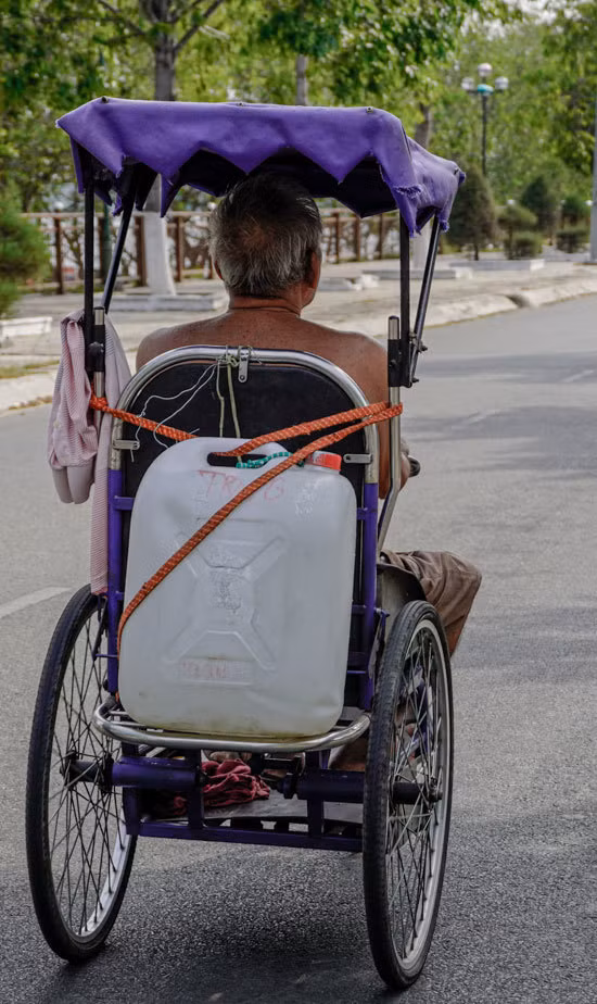 Xếp hàng xin nước ngọt ở miền Tây