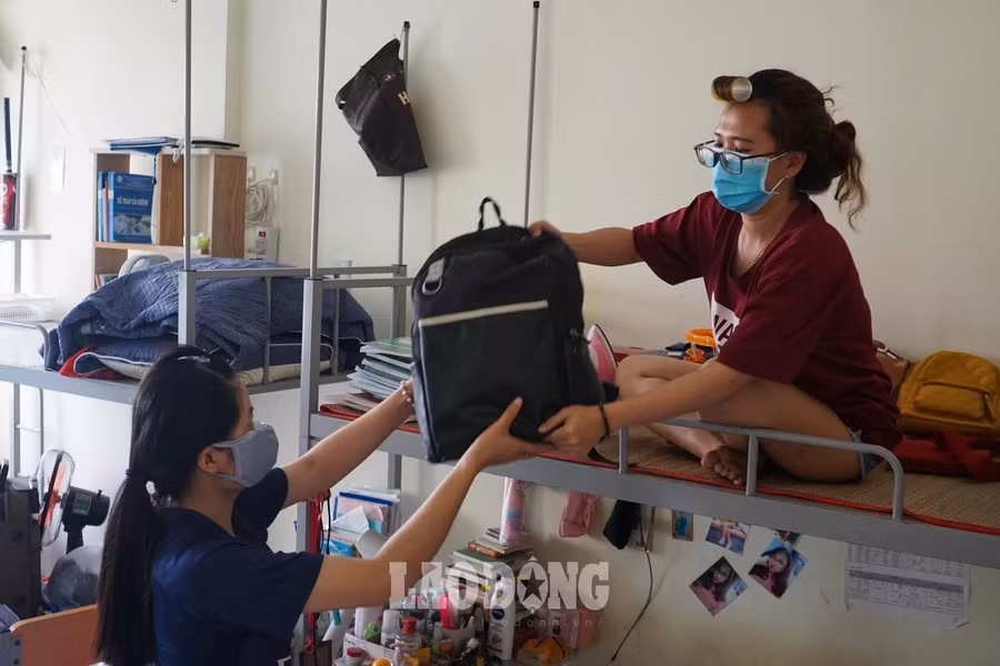 Theo đó, sinh viên ở lại sẽ được sắp xếp ở tại toà nhà G1 (ký túc xá khu B). Dự kiến, toà nhà gồm 16 tầng với sức chứa hơn 300 phòng.