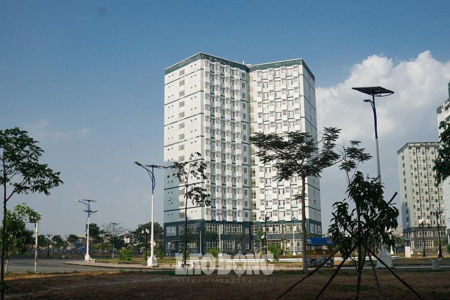 Dự kiến trong thời gian sinh viên không ở ký túc xá, Trung tâm Quản lý ký túc xá Đại học Quốc gia TPHCM sẽ vệ sinh, phun thuốc sát khuẩn, chuẩn bị trang thiết bị y tế nhằm đảm bảo an toàn khi sinh viên quay trở lại học tập sinh hoạt. Trong hình là toà nhà G1 (ký túc xá khu B) - dự kiến sẽ là nơi ở tạm thời cho các em sinh viên có nhu cầu ở.