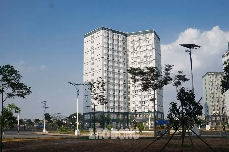 Dự kiến trong thời gian sinh viên không ở ký túc xá, Trung tâm Quản lý ký túc xá Đại học Quốc gia TPHCM sẽ vệ sinh, phun thuốc sát khuẩn, chuẩn bị trang thiết bị y tế nhằm đảm bảo an toàn khi sinh viên quay trở lại học tập sinh hoạt. Trong hình là toà nhà G1 (ký túc xá khu B) - dự kiến sẽ là nơi ở tạm thời cho các em sinh viên có nhu cầu ở.