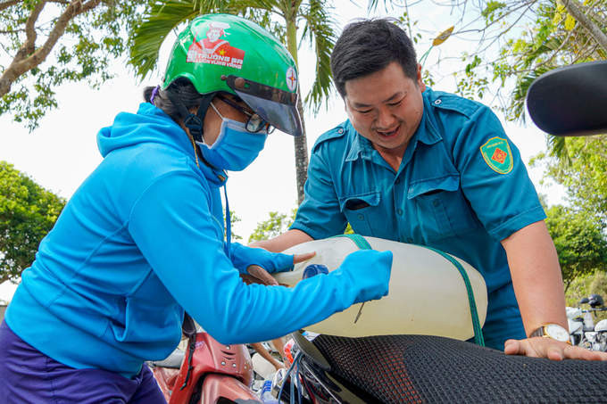 Xếp hàng xin nước ngọt ở miền Tây ảnh 4 Xếp hàng xin nước ngọt ở miền Tây