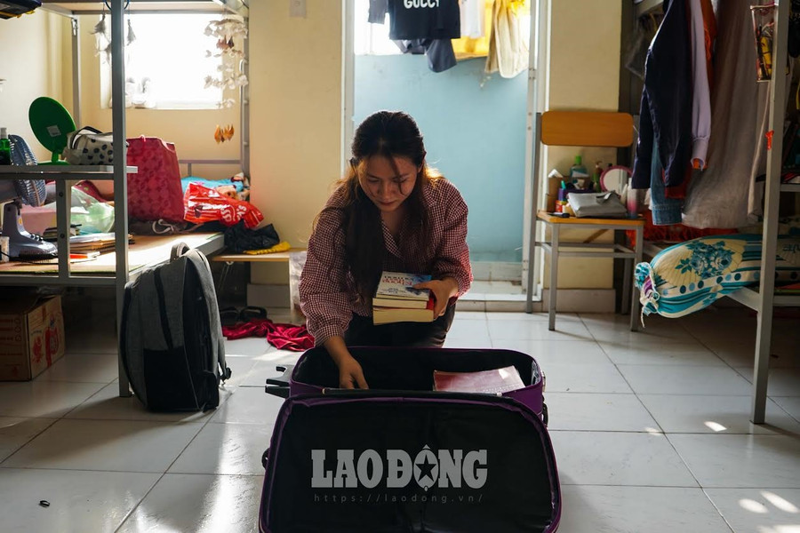 Nguyễn Thị Phương (sinh viên năm cuối Đại học Kinh tế - Luật Đại học Quốc gia TPHCM) cũng đang tất bật dọn sách vở và đồ dùng cá nhân để chuyển đến nhà người thân cũng ở trong TPHCM. “Ký túc xá là nơi nhiều sinh viên ra vào nên nguy cơ lây nhiễm là có thể xảy ra. Do đó, vất vả chuyển đồ đạc nhưng bảo vệ được sức khoẻ bản thân. Không những tôi mà bố mẹ ở quê cũng yên tâm hơn” - Bạn Phương tâm sự.