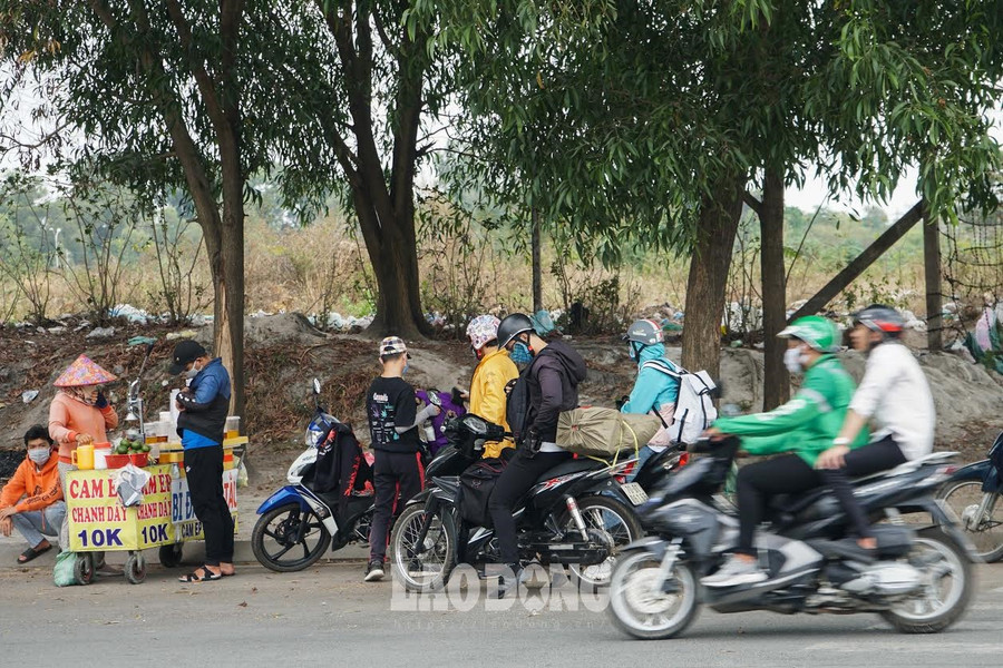 Chỉ trong chiều 17.3, hàng loạt sinh viên cùng nhau dọn dẹp đồ dùng và rời khỏi nơi đây.