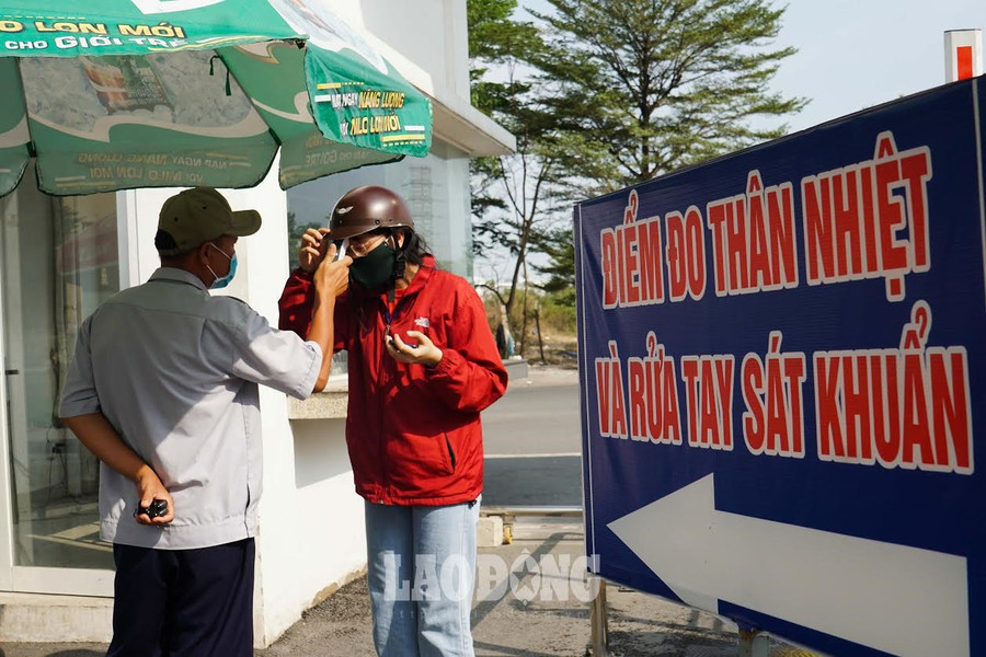 Trong thời gian ở tại đây, sinh viên được tổ chức kiểm tra thân nhiệt, đeo khẩu trang, rửa tay sát khuẩn...